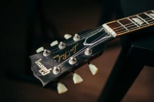 Does guitar headstock shape have an effect on tone