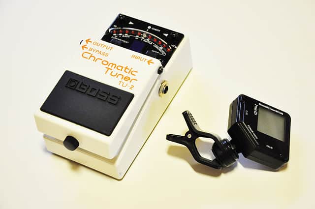 images of how to use a guitar tuner